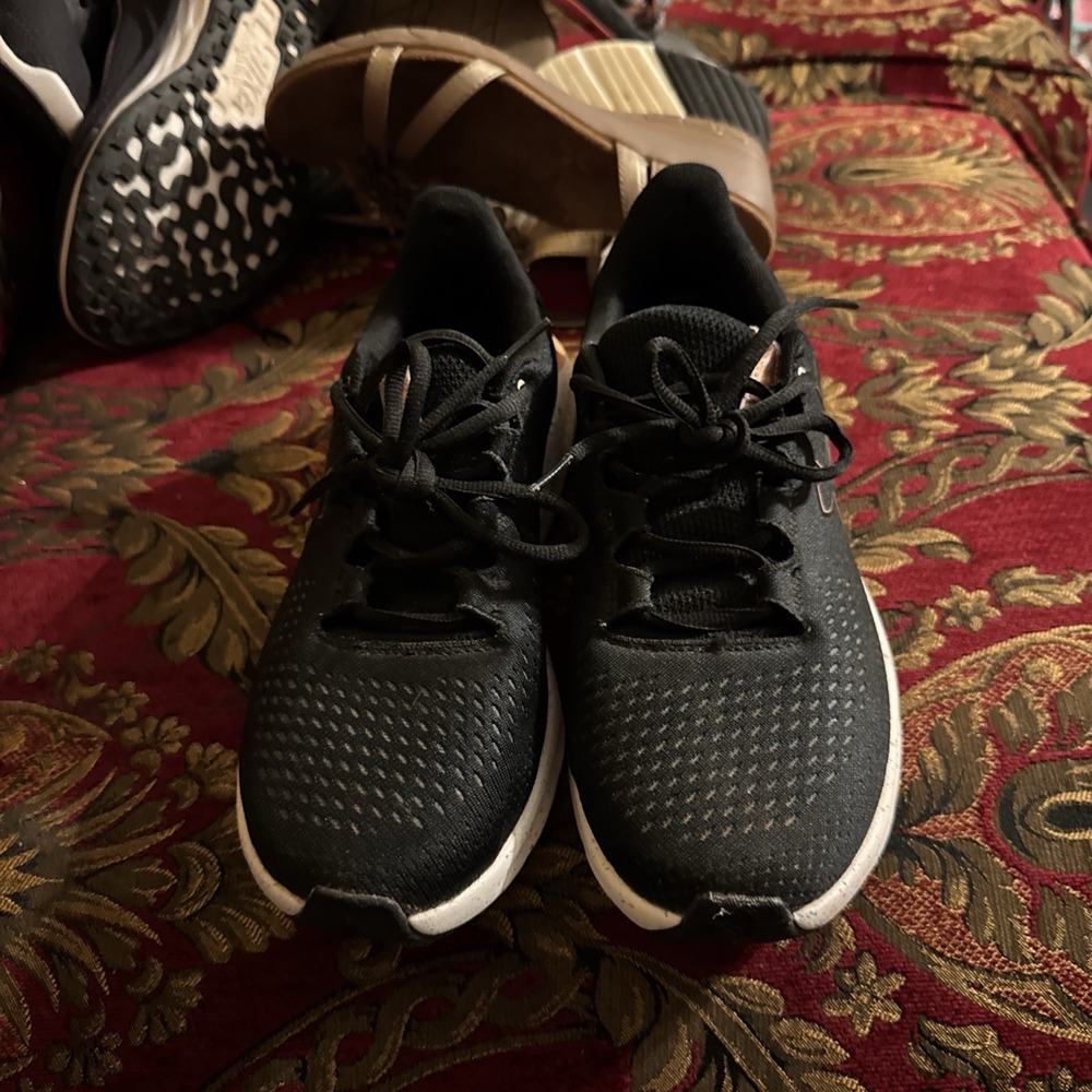 women s under armour charged pursuit Size 8.5 Running Shoes